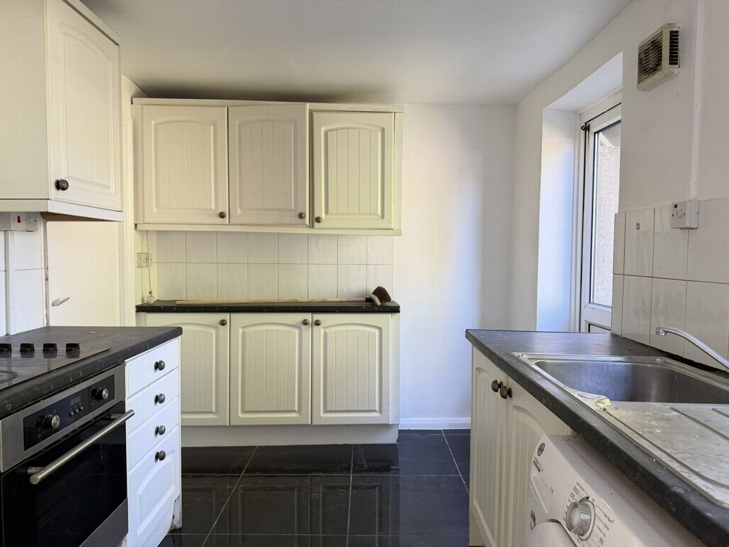 Property photo 2 of 10 Kitchen