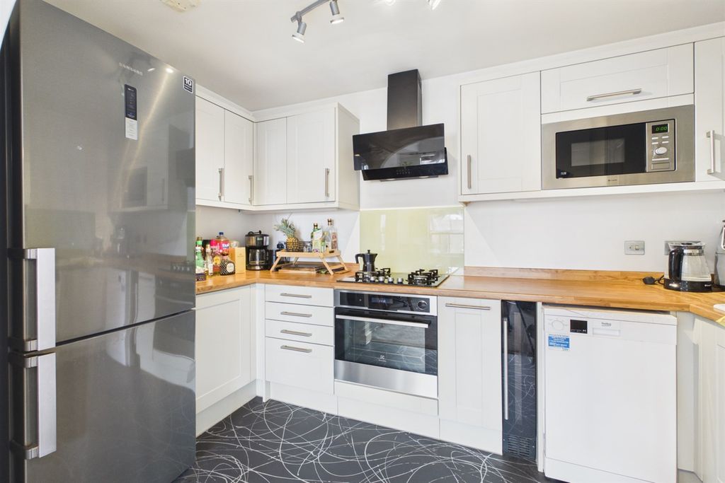 Property photo 3 of 11 Kitchen