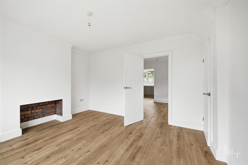 Property photo 2 of 24 Lounge