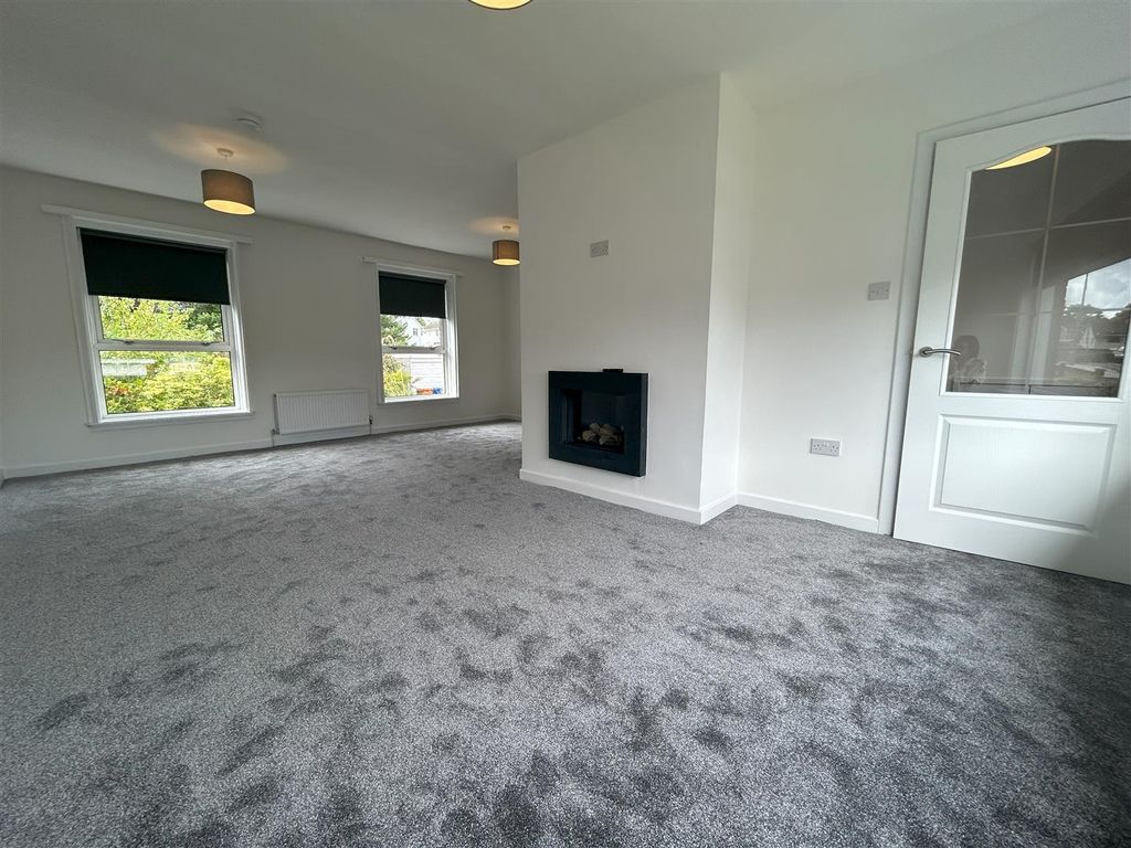 Property photo 3 of 16 Lounge 1 Alto.Jpeg