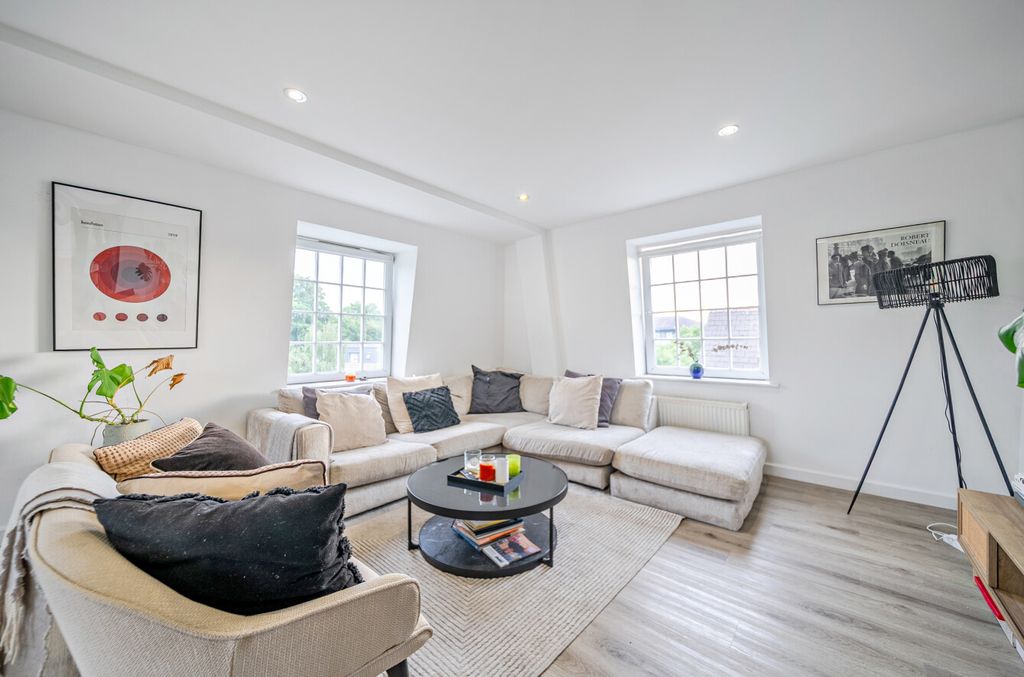 Property photo 1 of 12 1328876-15-688143...