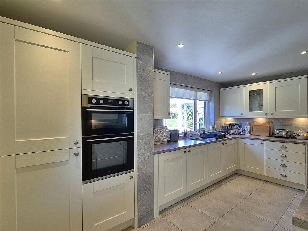 Property photo 3 of 43 Kitchen (2).Jpg