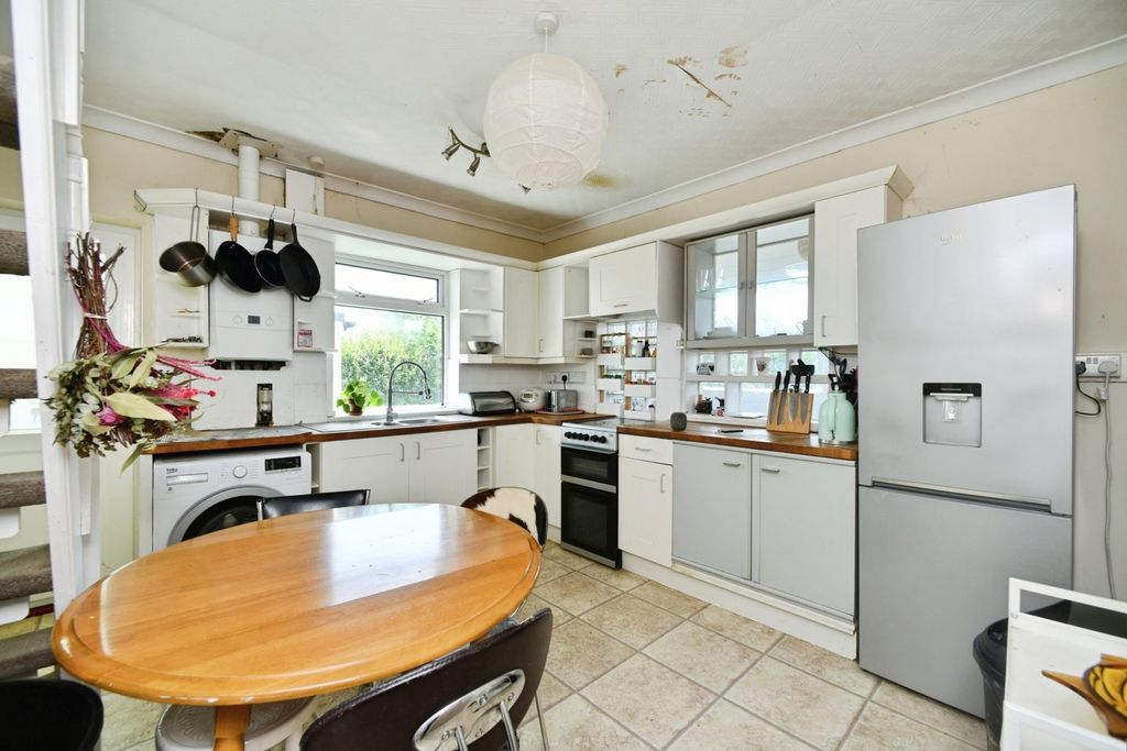 Property photo 3 of 17 Kitchen
