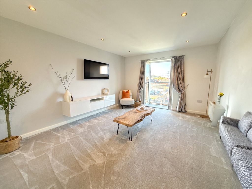 Property photo 2 of 17 Lounge