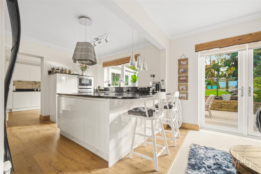 Property photo 3 of 28 Breakfast Bar