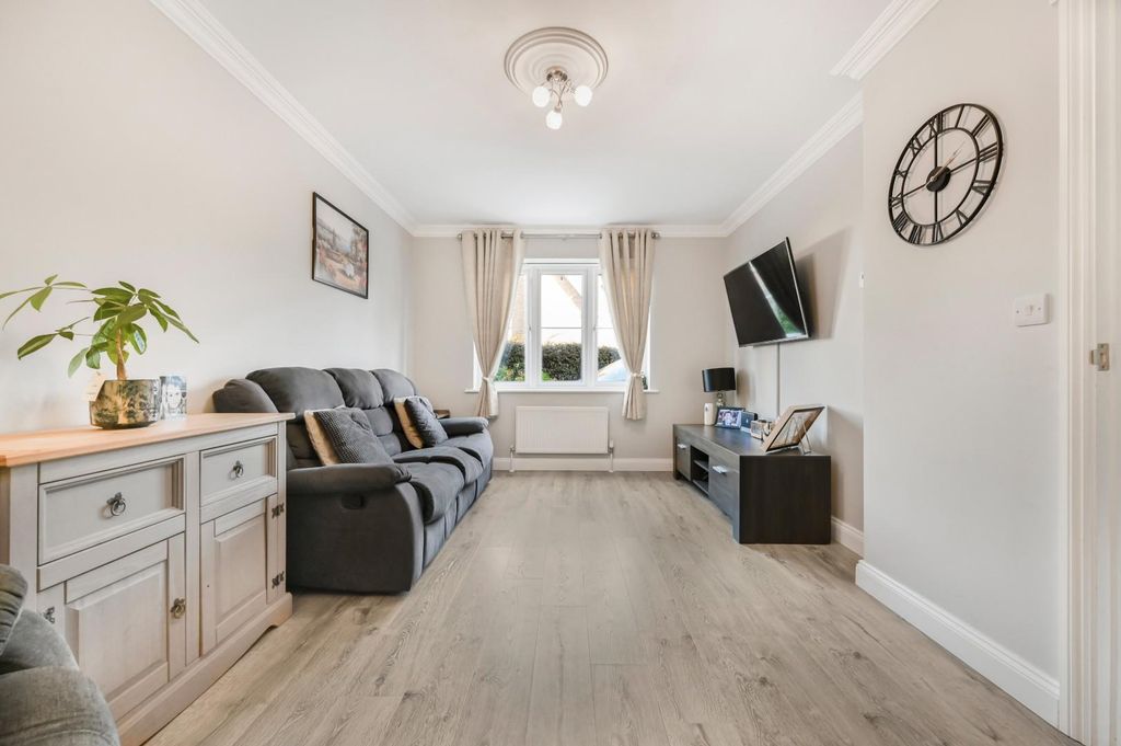 Property photo 2 of 17 Lounge