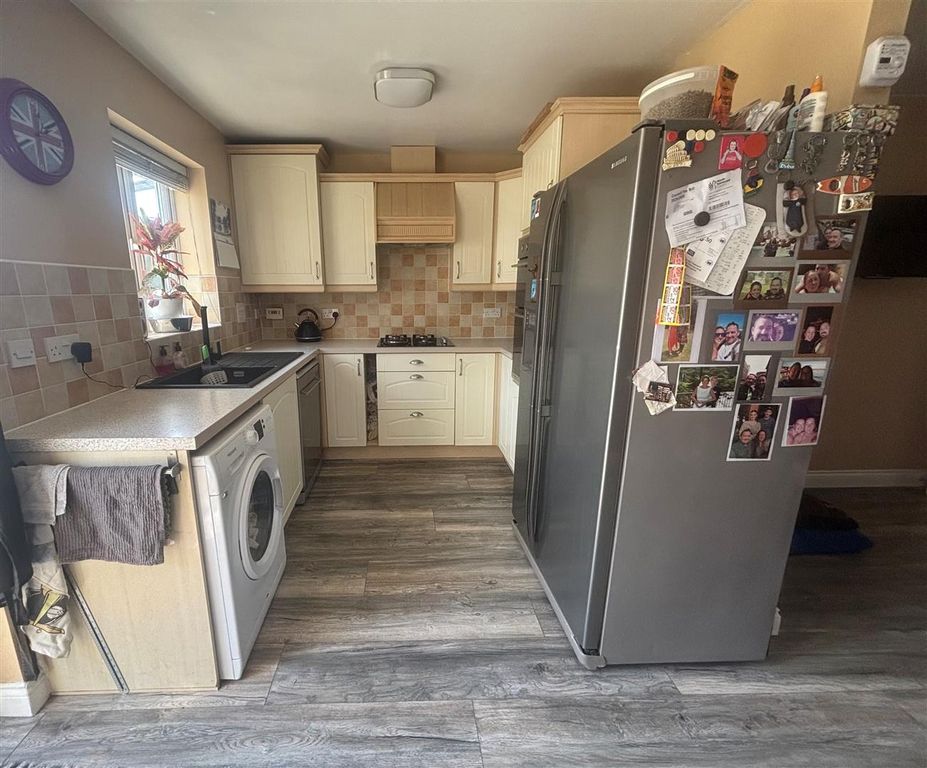 Property photo 2 of 21 Kitchen