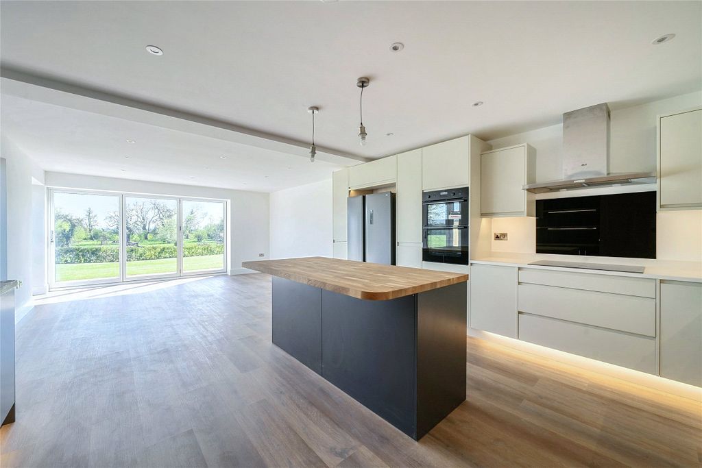 Property photo 3 of 19 Kitchen/Dining Room