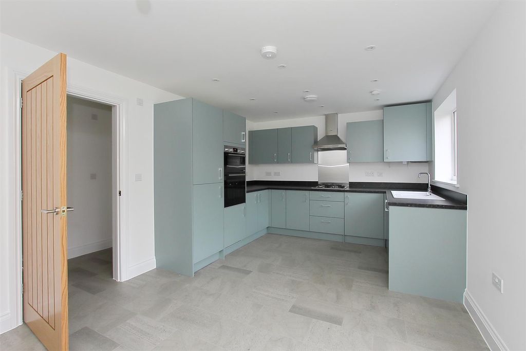 Property photo 2 of 23 11 Lawrence Close (12).Jpg