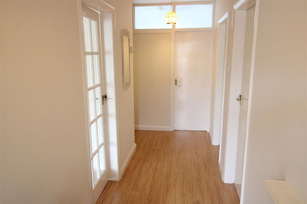 Property photo 2 of 10 Entrance Hall