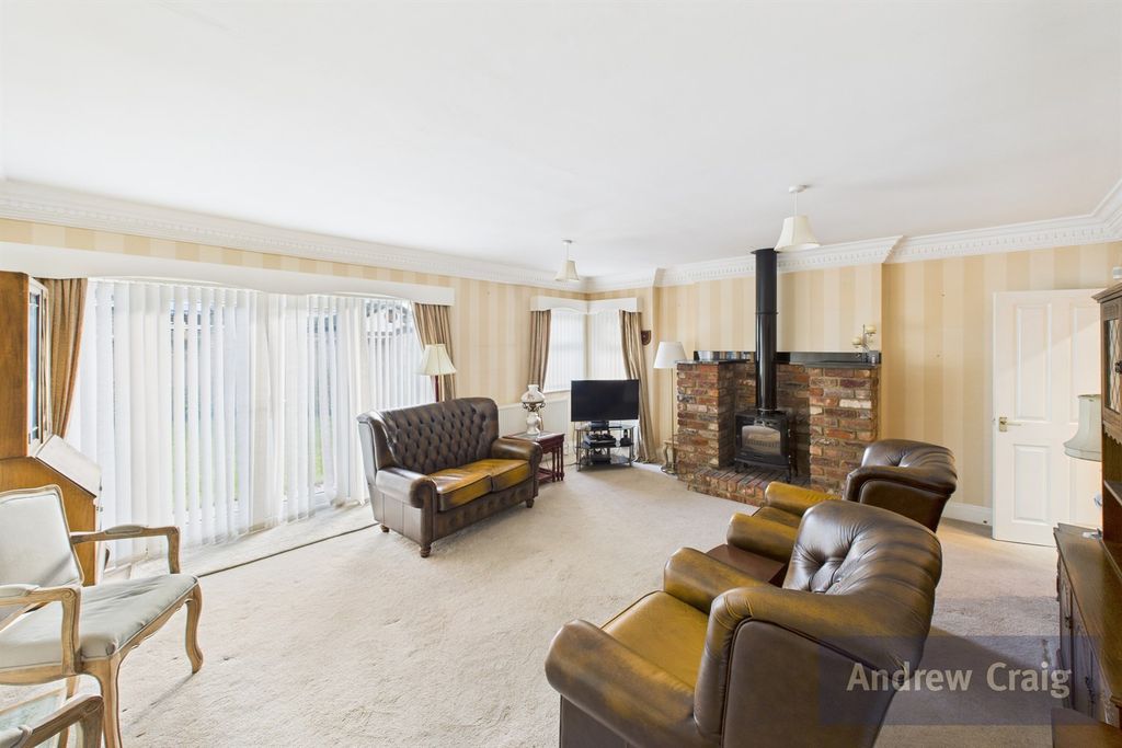 Property photo 3 of 24 Lounge