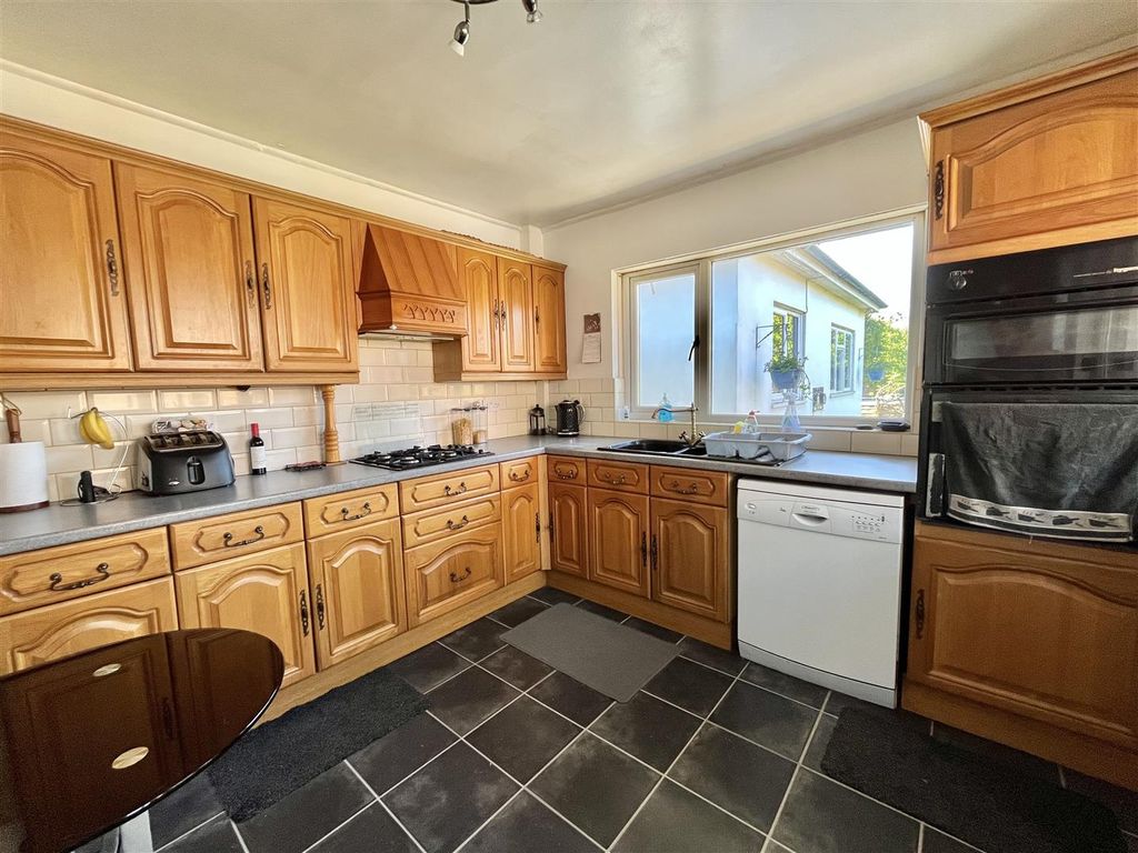 Property photo 2 of 28