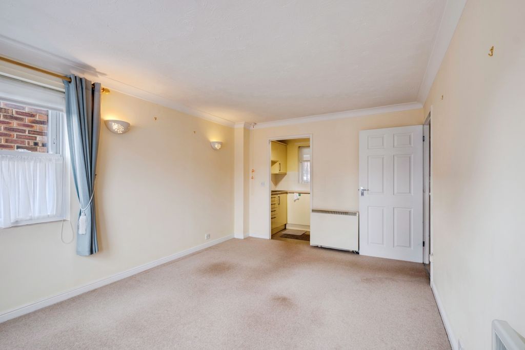 Property photo 3 of 10 Lounge