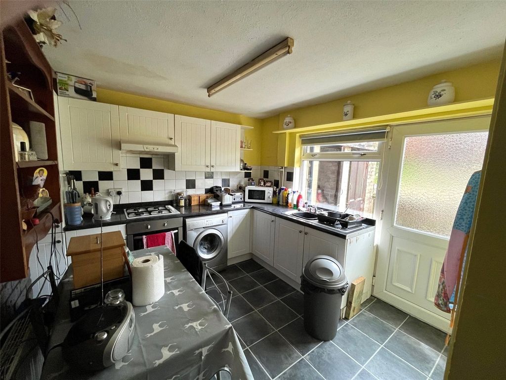 Property photo 3 of 10 Kitchen