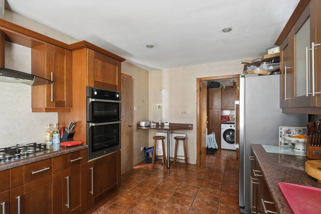 Property photo 3 of 27