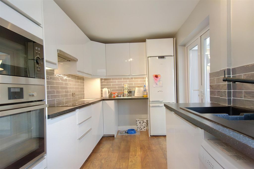 Property photo 3 of 18 Kitchen