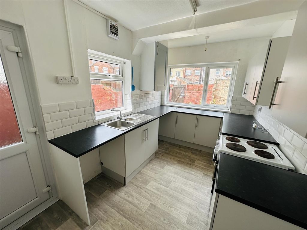 Property photo 3 of 11 Kitchen