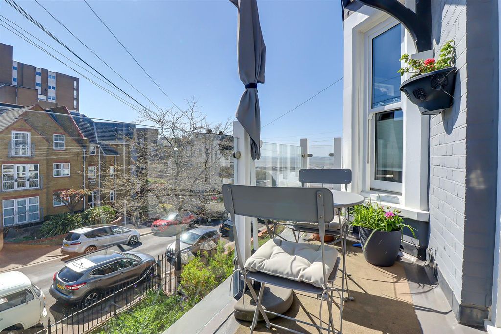 Property photo 3 of 31