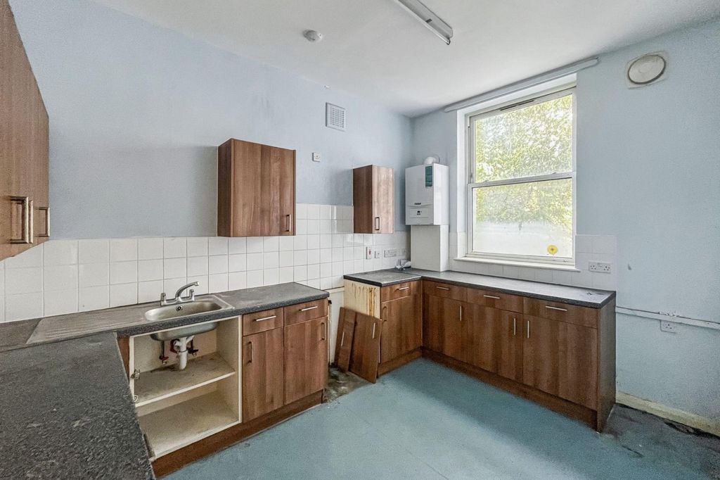 Property photo 2 of 22 26A Ramsden Road, Balham, London Sw12 8Qy