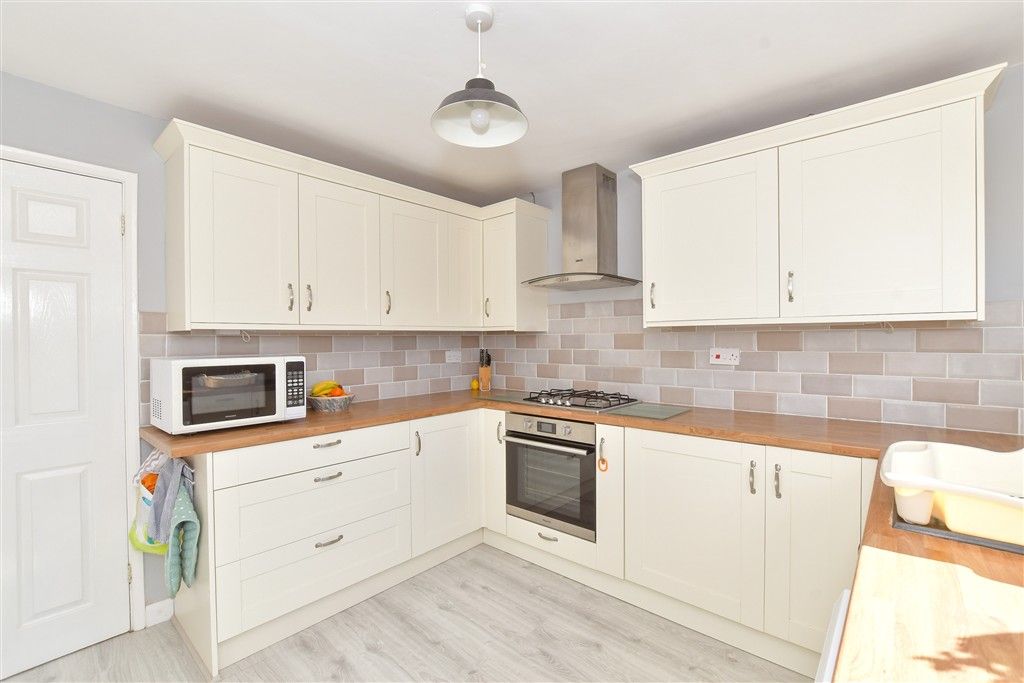 Property photo 3 of 17 Kitchen