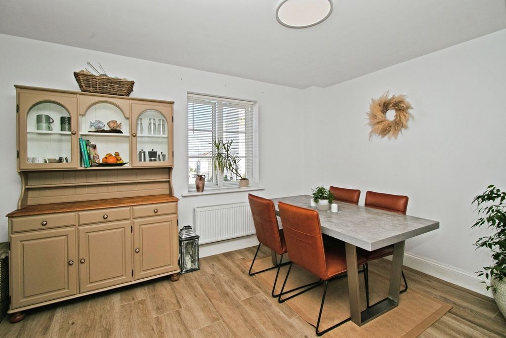 Property photo 3 of 31 Dining Area