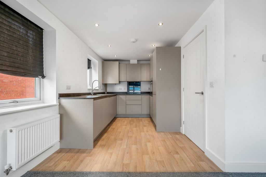 Property photo 3 of 10 Kitchen
