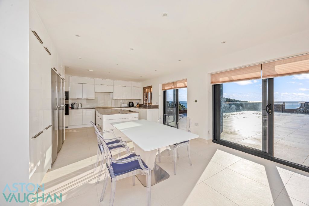 Property photo 3 of 60 4706965