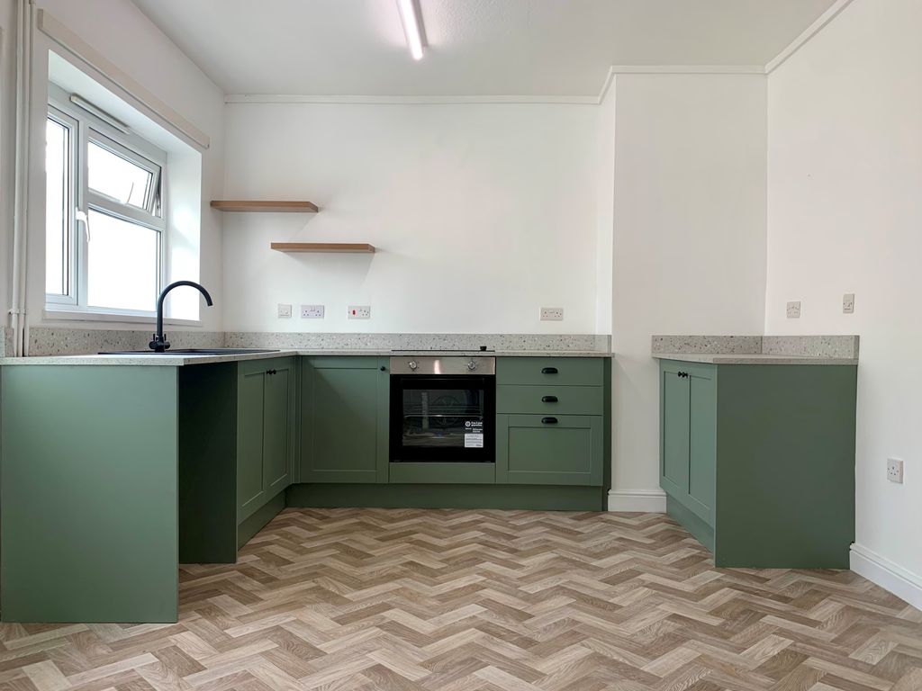 Property photo 3 of 11 Kitchen