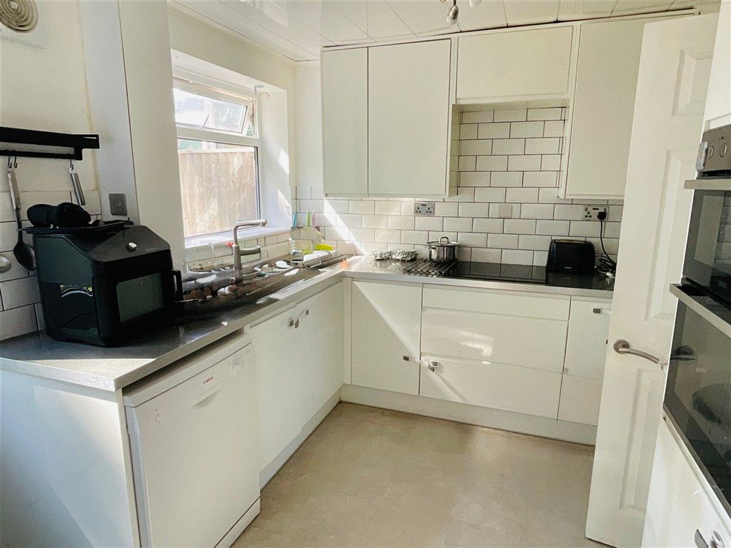 Property photo 3 of 10 Kitchen