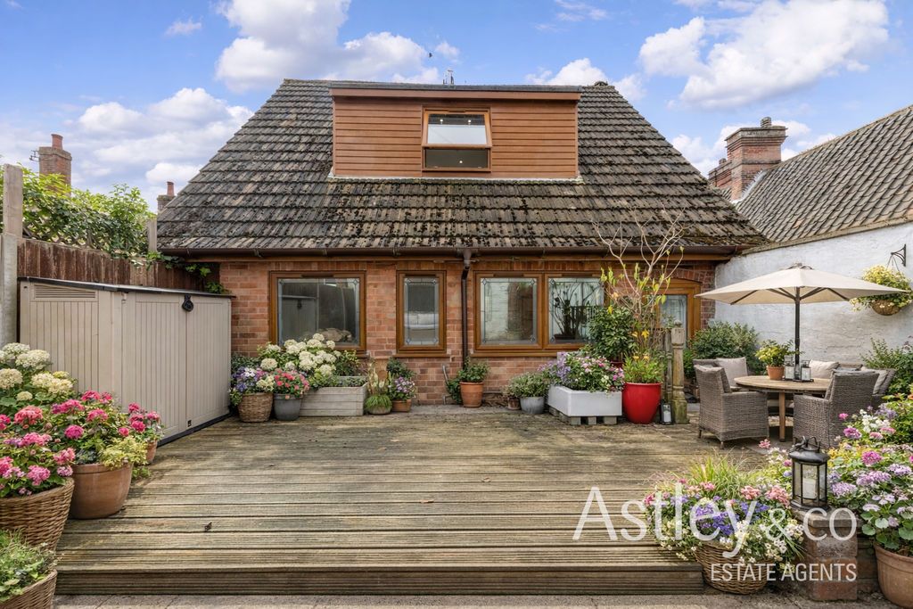 Property photo 2 of 23 Ai Courtyard