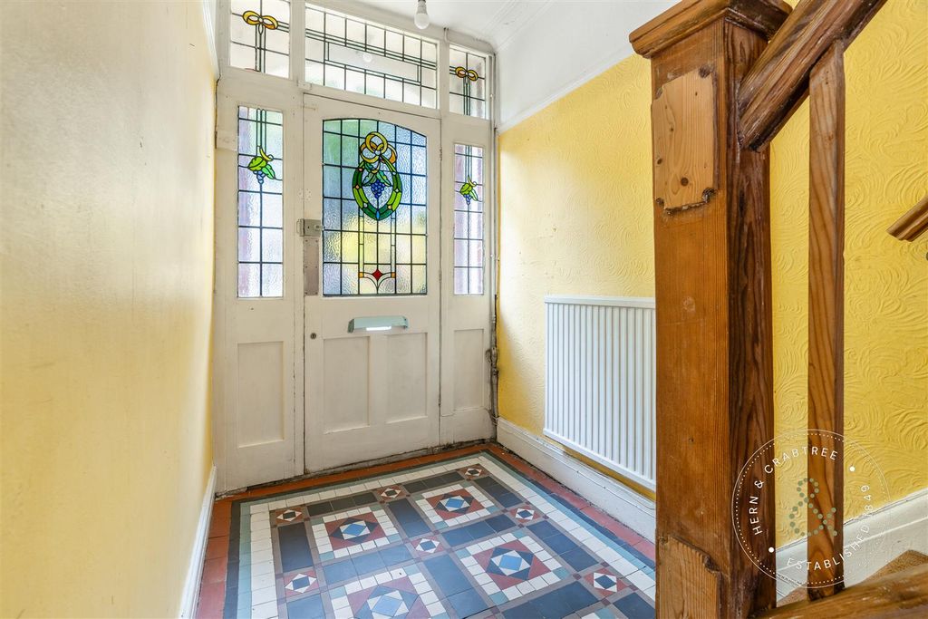Property photo 3 of 32 Gelligaer Gardens, Hern Crabtree (4).Jpg