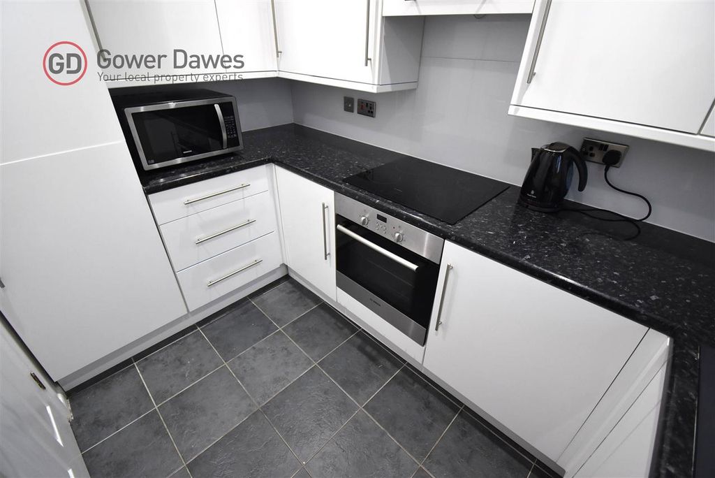 Property photo 3 of 9 Kitchen