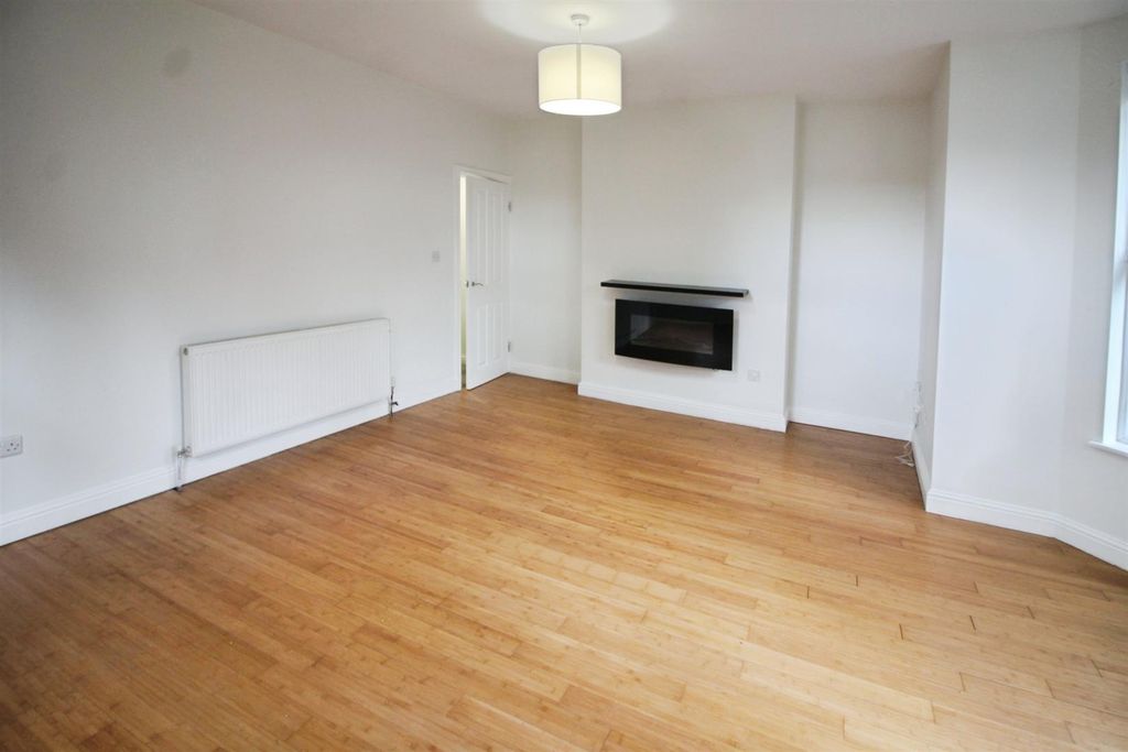 Property photo 3 of 15 Lounge