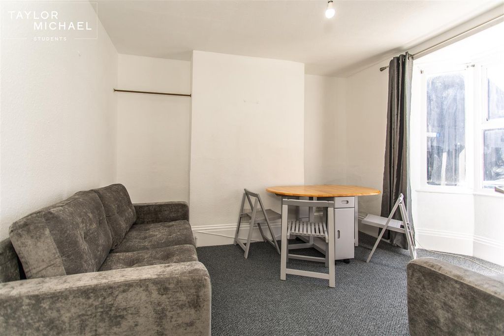 Property photo 2 of 15 Livingroom