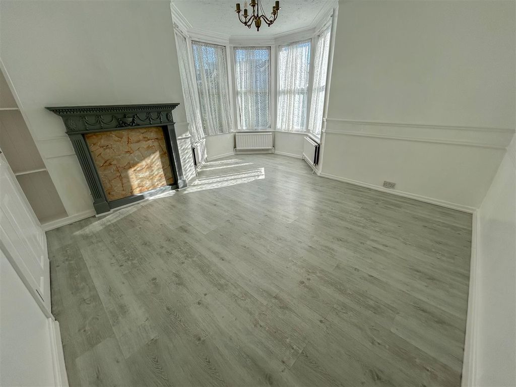 Property photo 2 of 17 Lounge