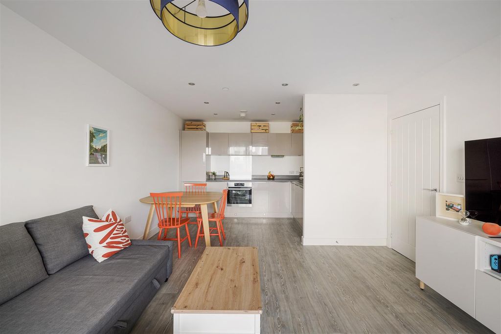 Property photo 2 of 30 Champness Close, E17