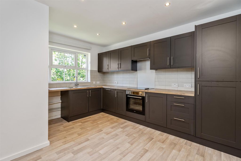Property photo 2 of 12 57 St Lawrence Close_5.Jpg