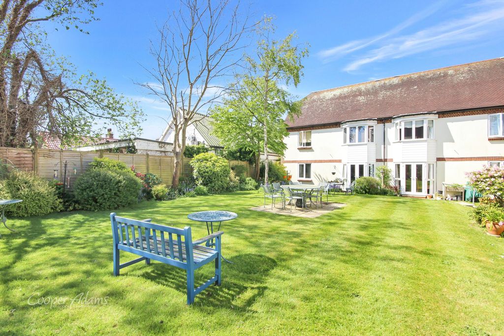 Property photo 3 of 10 Communal Gardens