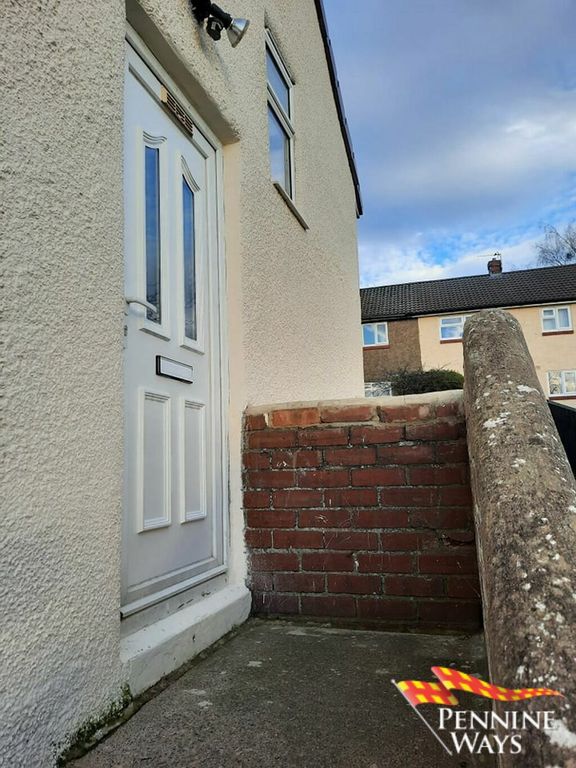 Property photo 3 of 21 32 Moorland Avenue