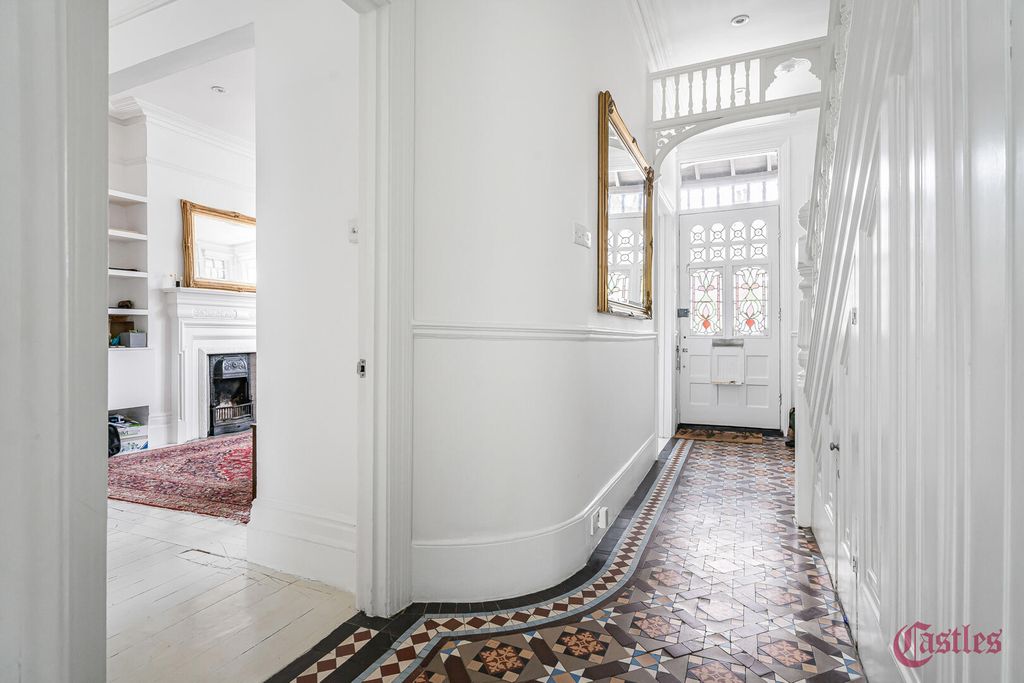 Property photo 3 of 17 Hallway