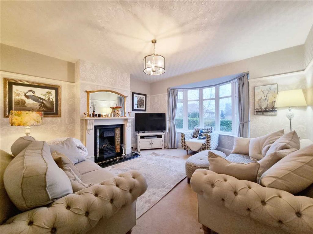 Property photo 3 of 13 Lounge: