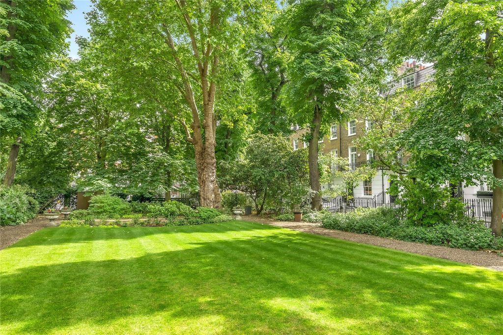 Property photo 1 of 11 Communal Gardens
