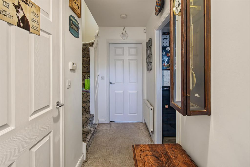 Property photo 2 of 18 Hallway