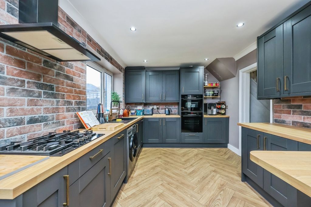 Property photo 2 of 23 Fitted Kitchen