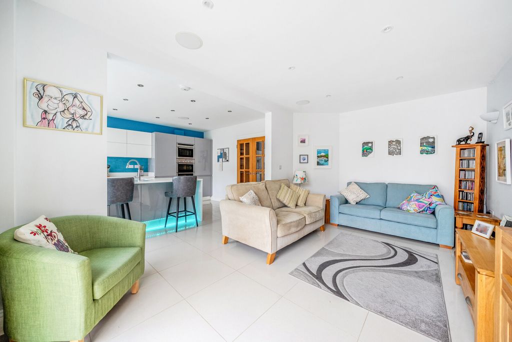 Property photo 3 of 23 1362581-10-68Dfb7...