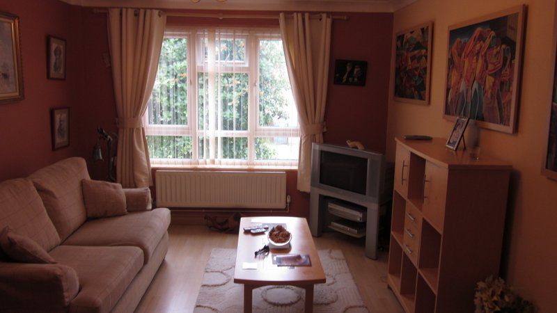 Property photo 2 of 8 Spacious Lounge