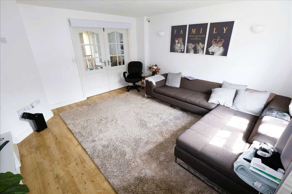 Property photo 2 of 15 Lounge