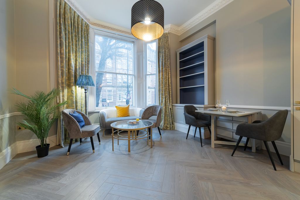 Property photo 1 of 33 2 Bed Flat To Rent Cromwell Crescent, London Sw5