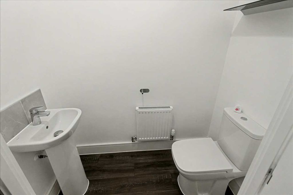 Property photo 3 of 19 Cloaks/WC