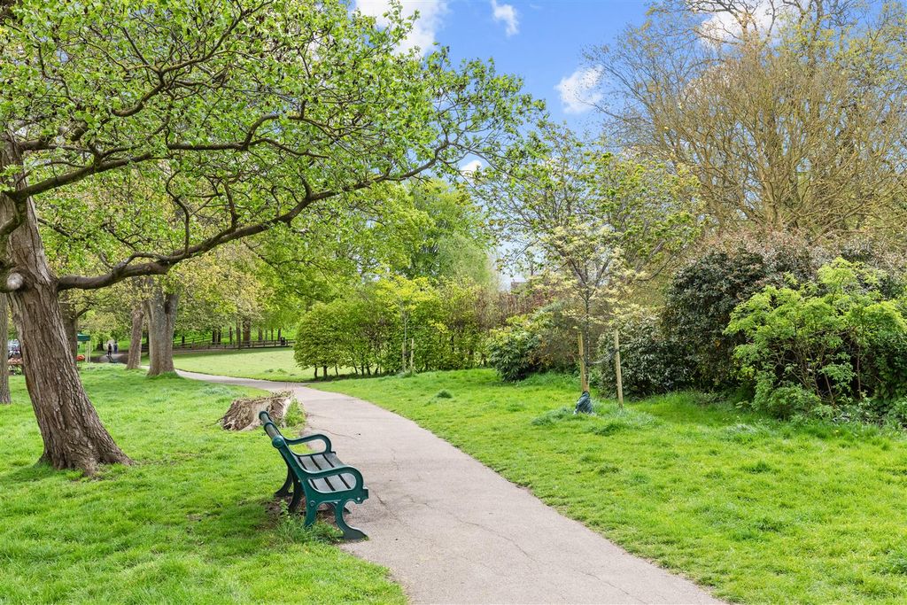 Property photo 2 of 15 St.Annes Wells Garden